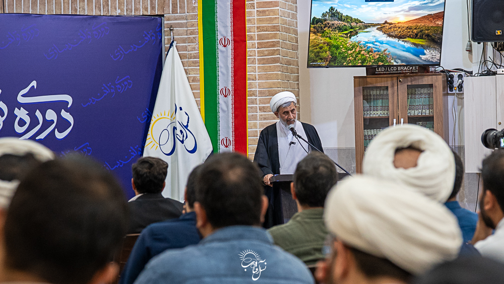 معلم قیم علمی شاگردان است و بدون صبر و شفقت نمی‌تواند وظیفه‌اش را ادا کند