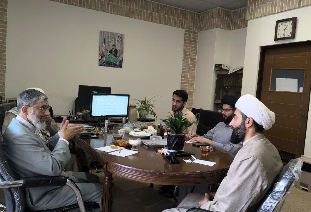 «جلسه کادر فرامـدرسه با استـاد نظافت»