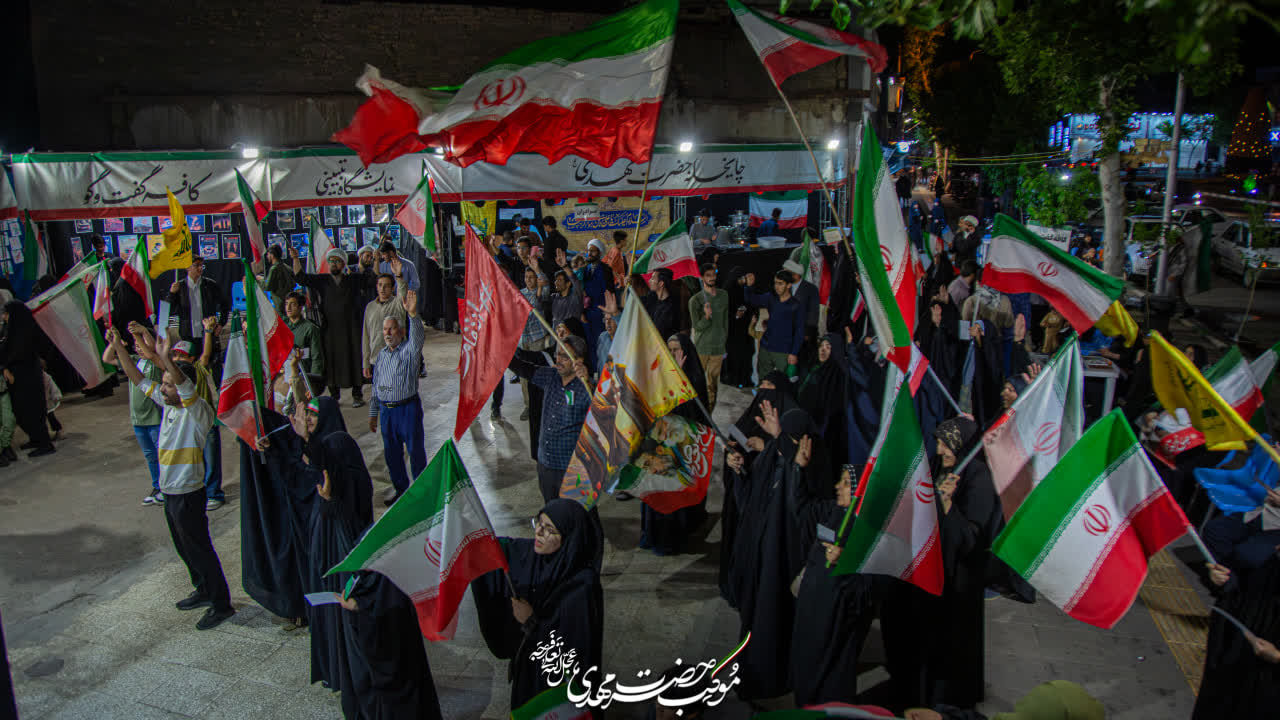 قاب‌‌هایی از خدمت فرهنگی طلاب مدرسه علمیه حضرت مهدی (عج) در خیابان دانشگاه