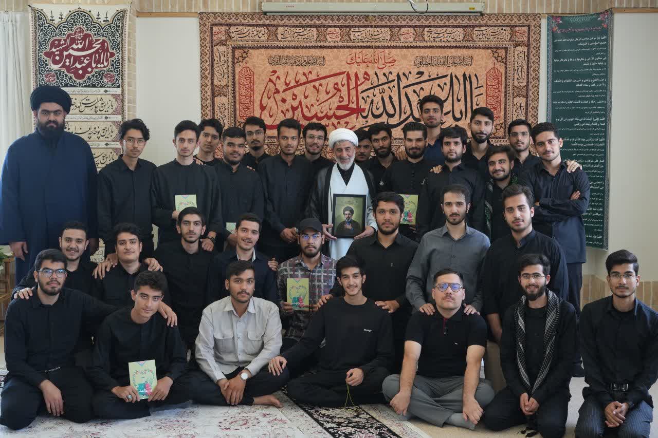 نشستِ صمیمانه‌یِ دانشجویان با استاد نظافت